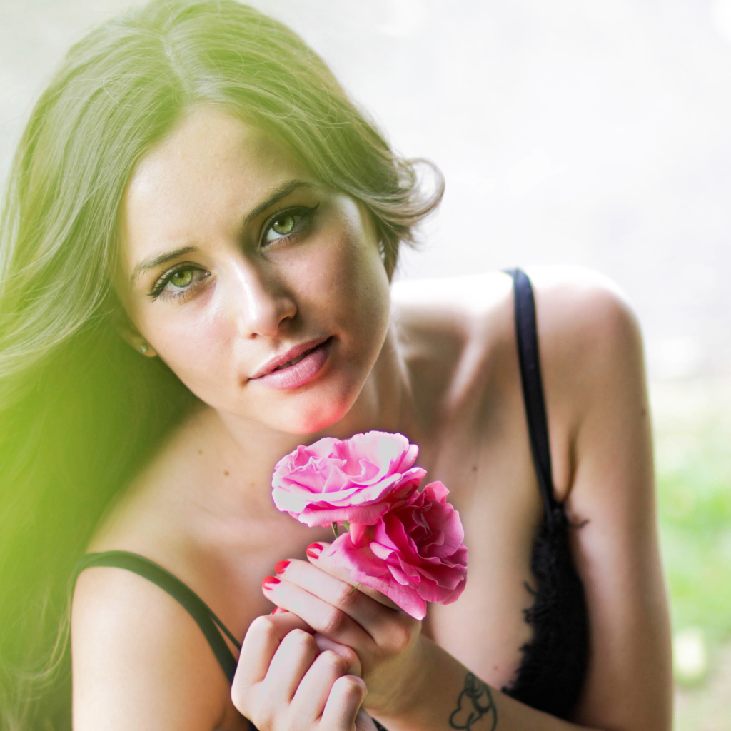 Красивая девушка с тремя красными розами