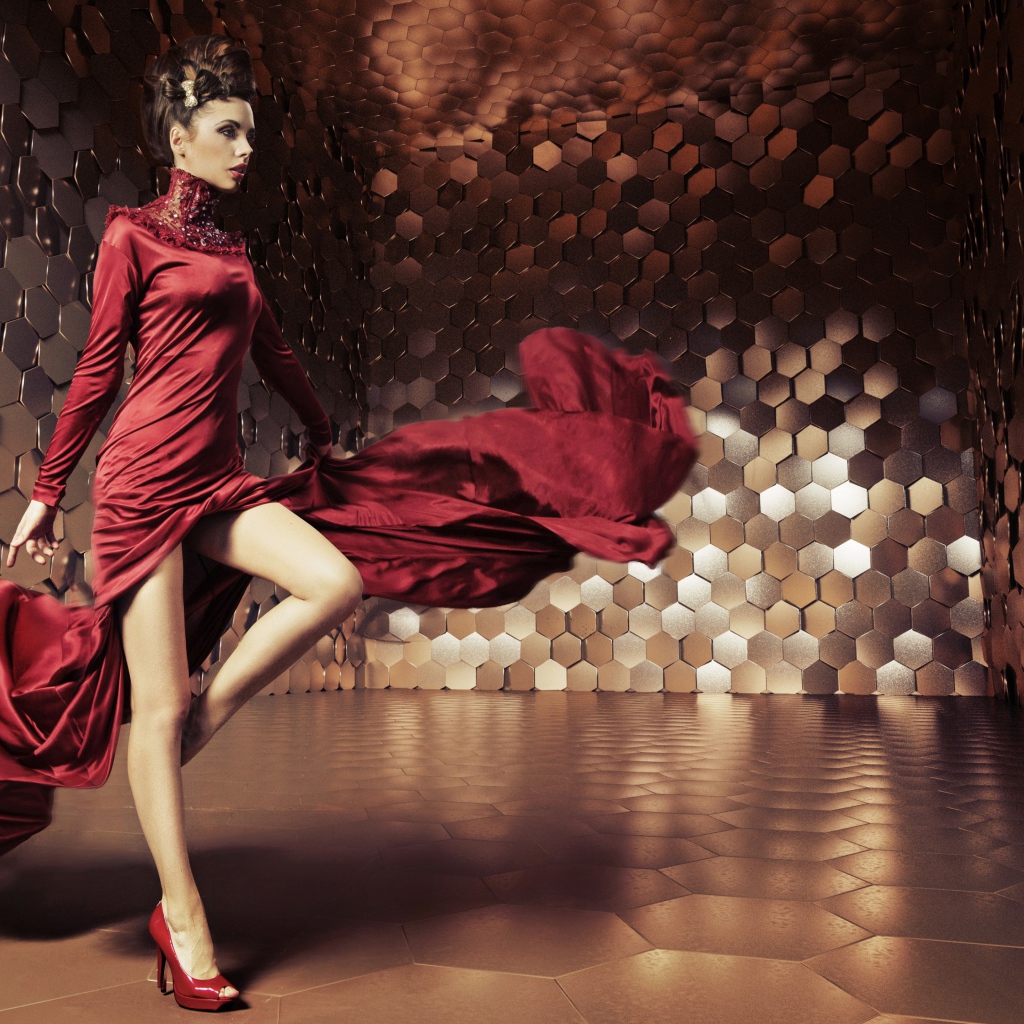Красивая гламурная девушка в красном платье