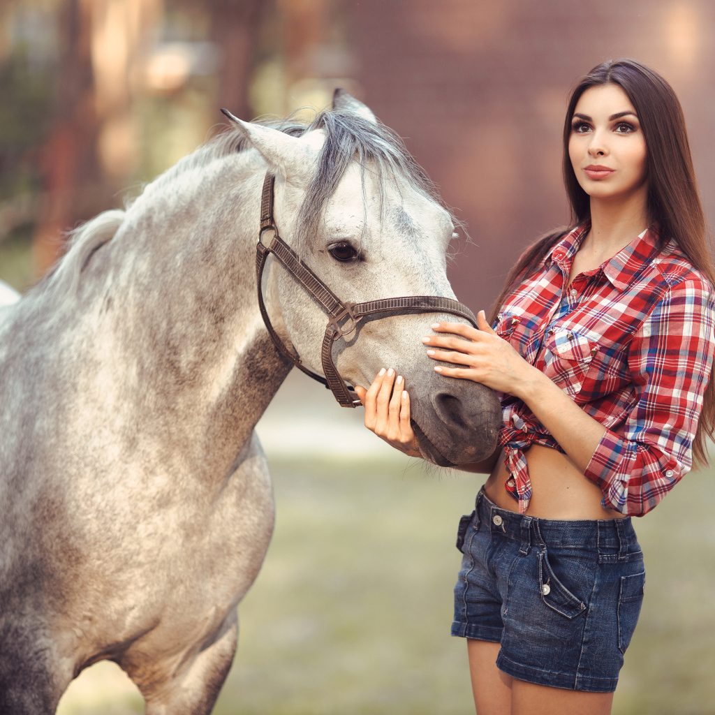 Красивая длинноволосая шатенка с лошадью