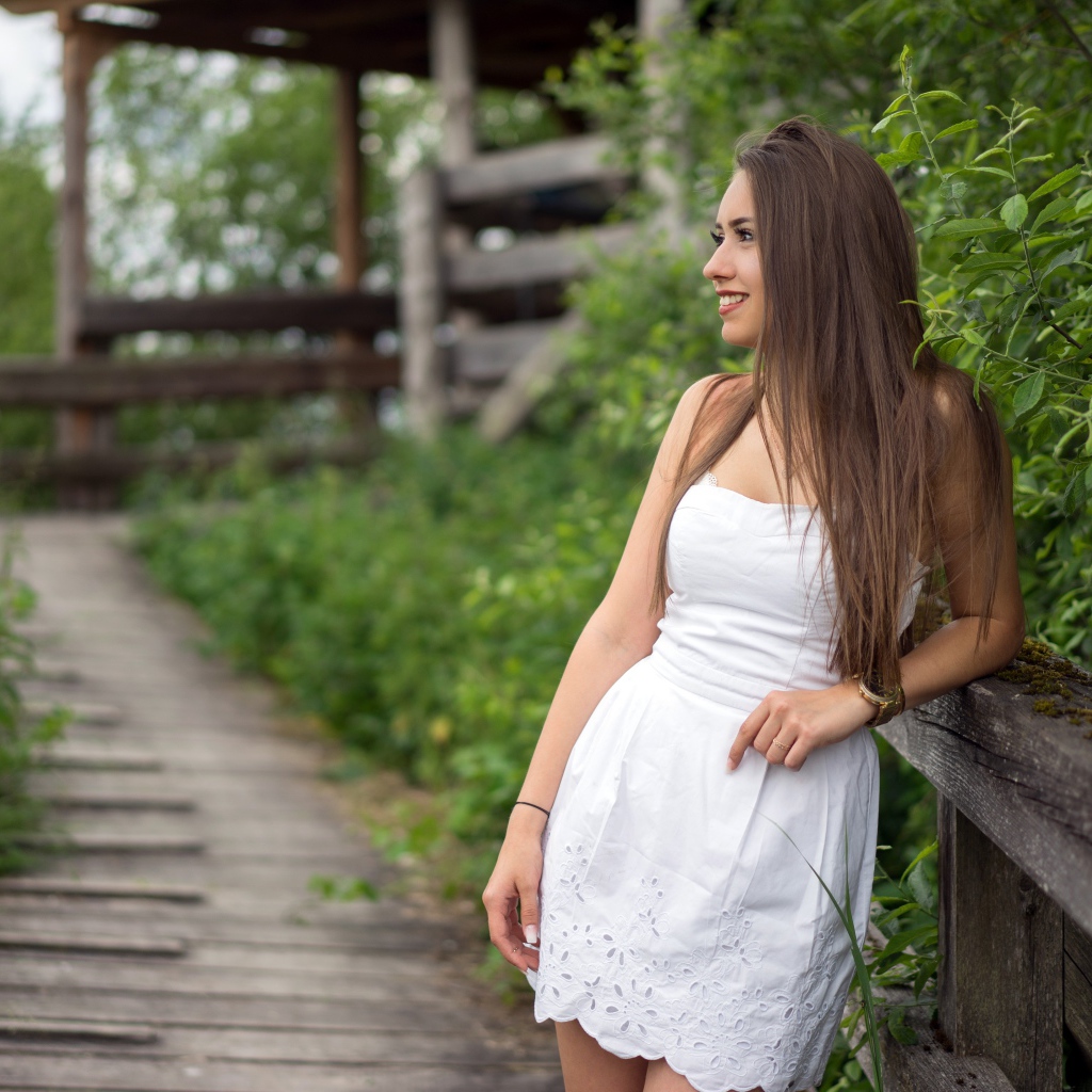 Красивая длинноволосая девушка модель в белом платье