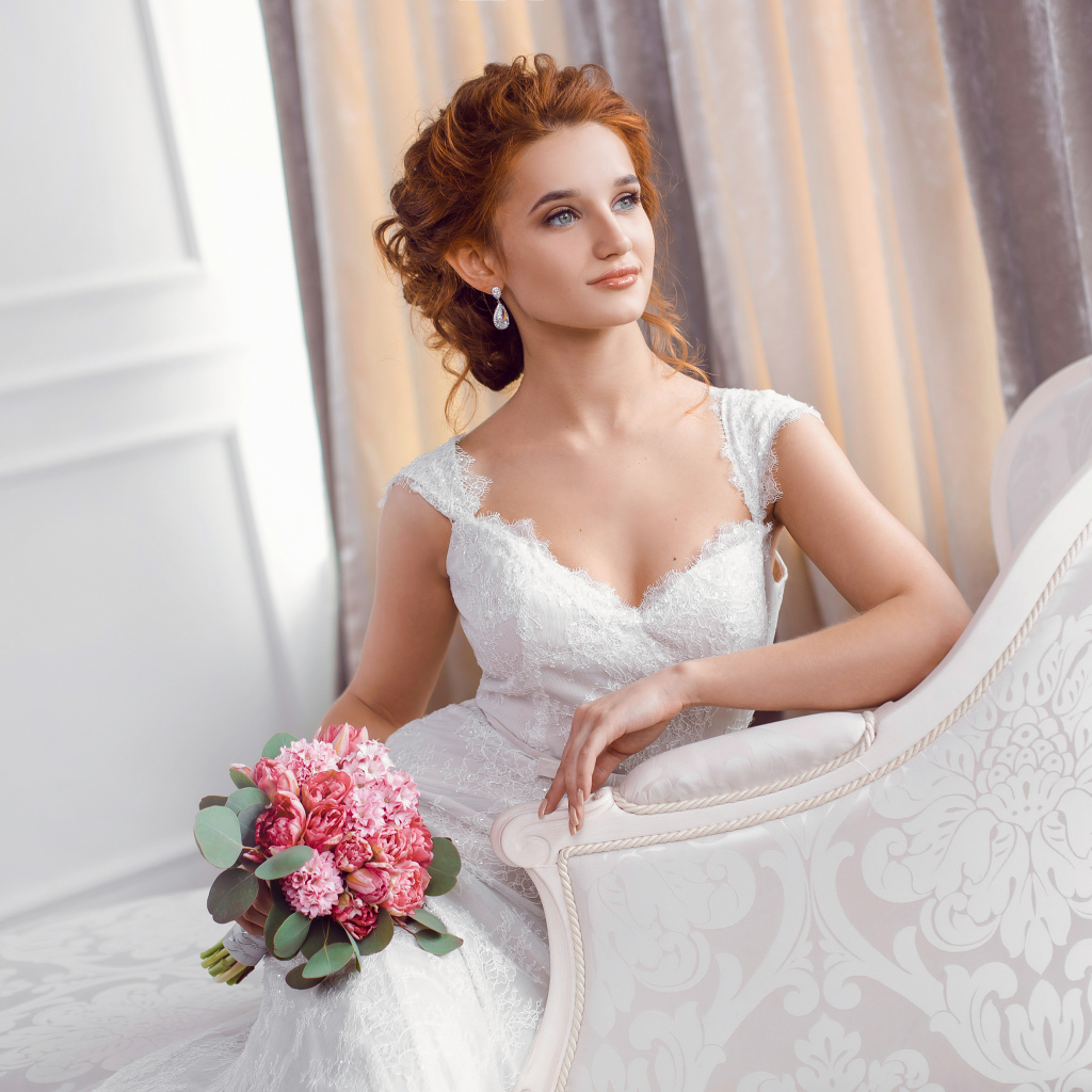 Красивая рыжеволосая девушка невеста в красивом свадебном платье