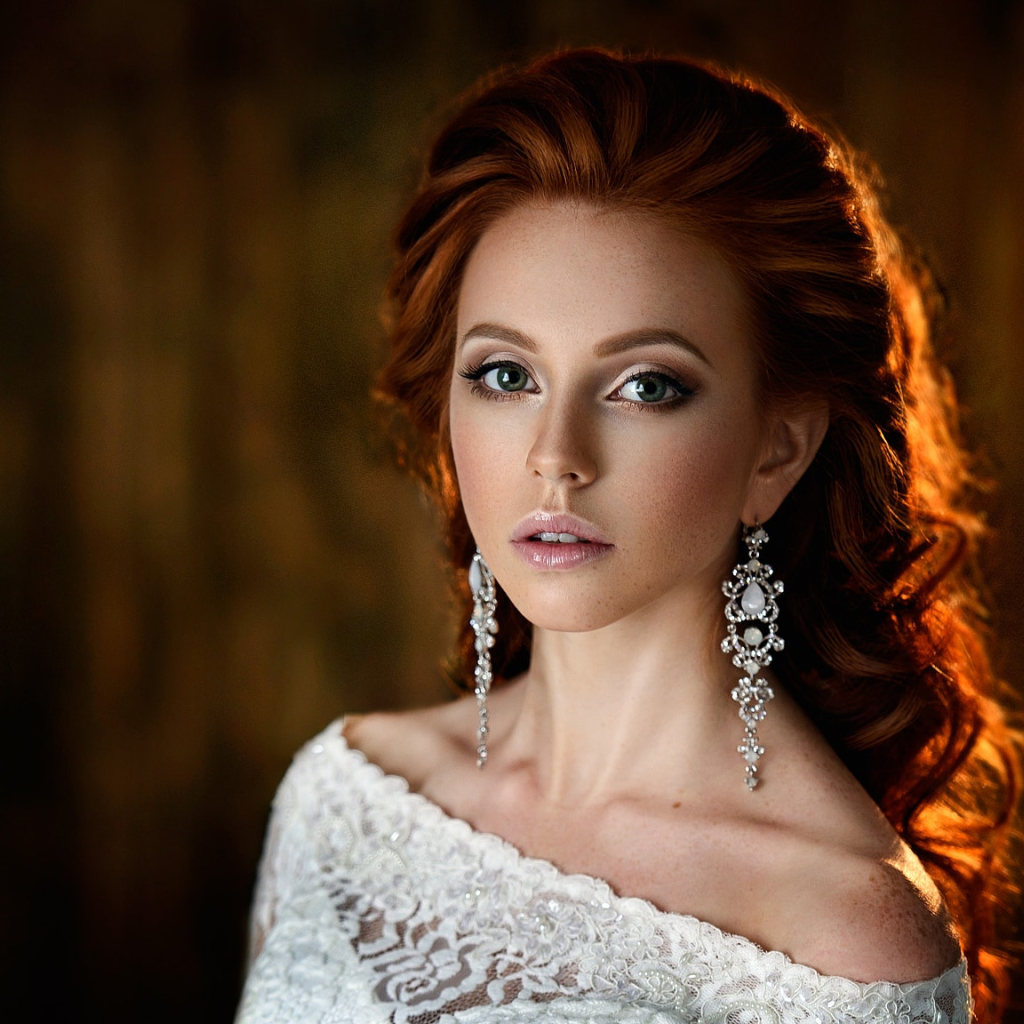 Красивая рыжеволосая девушка в белом платье 