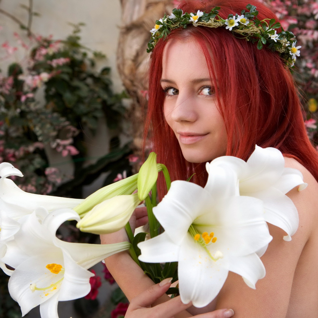 Красивая рыжеволосая девушка с букетом белых лилий