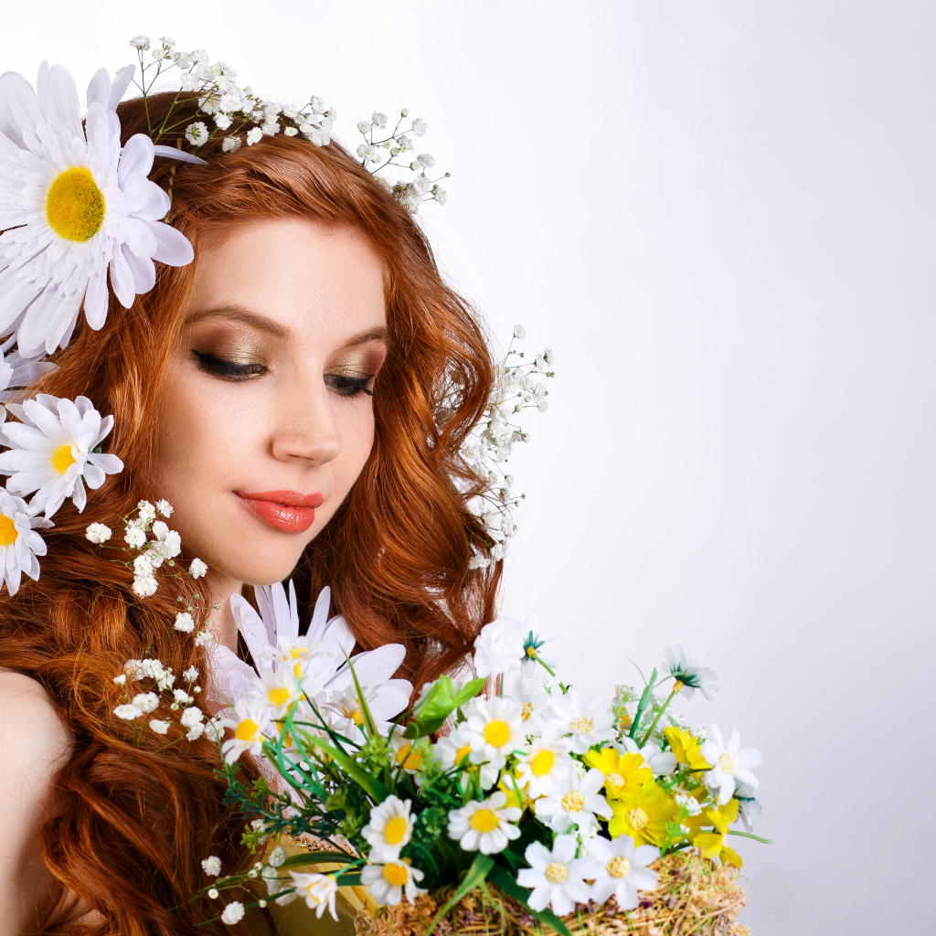 Красивая рыжеволосая девушка с цветами в волосах
