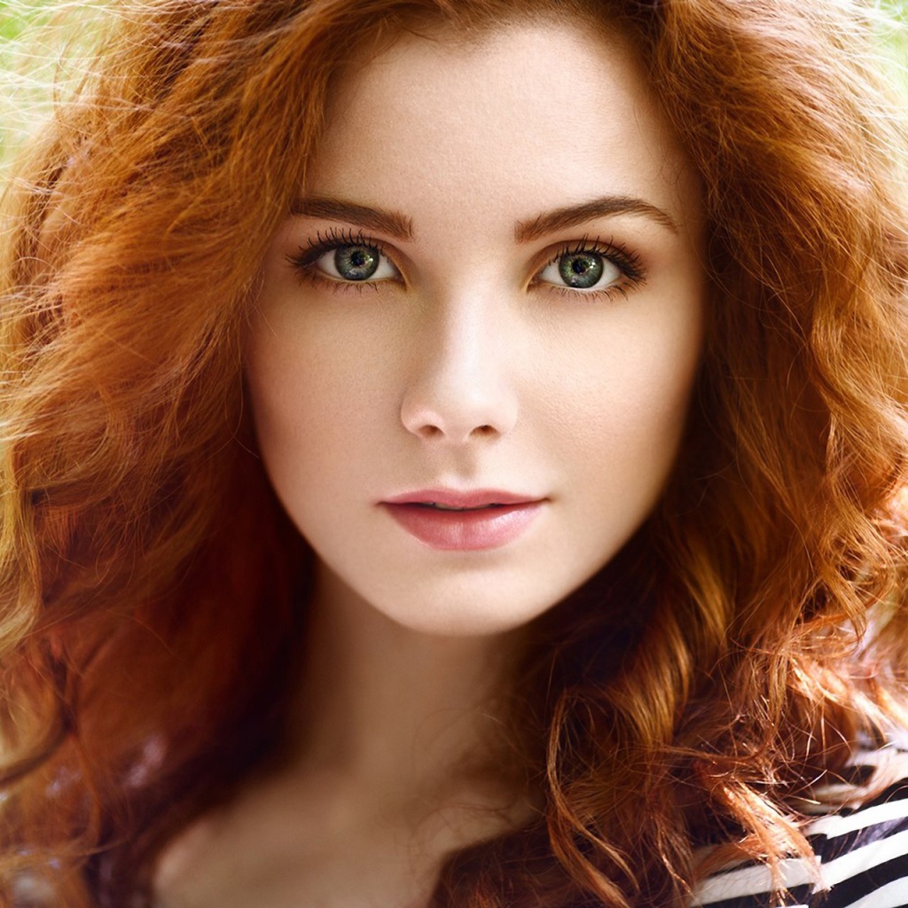 Красивая рыжеволосая девушка с зелеными глазами 