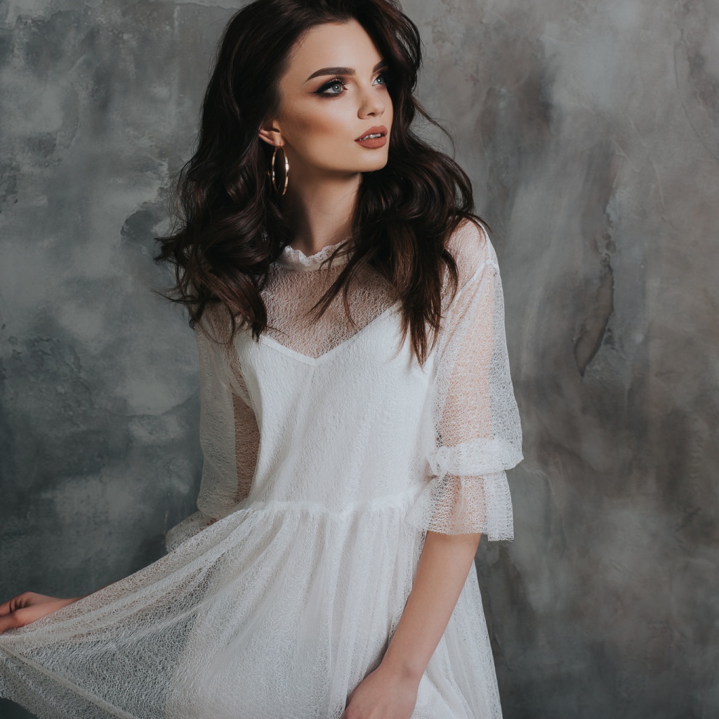 Красивая романтическая девушка брюнетка в белом платье