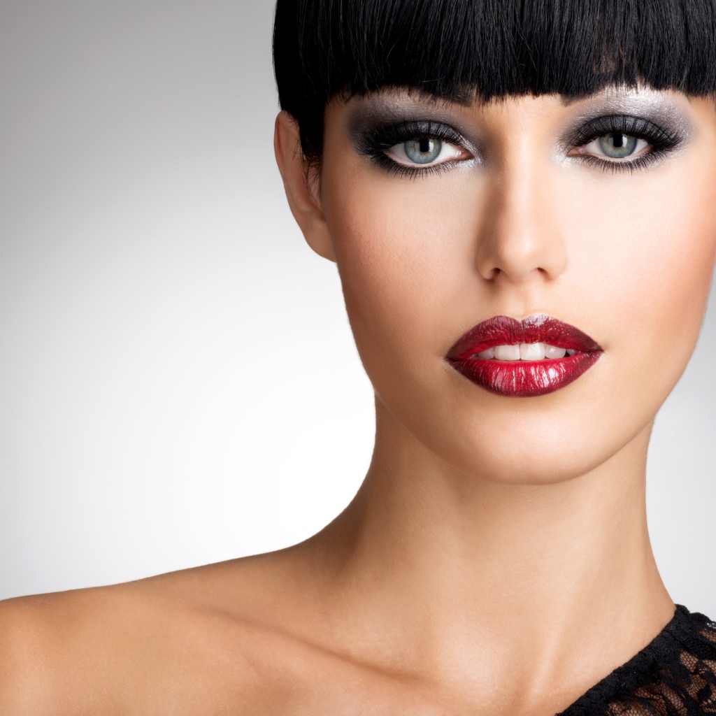 Красивая эффектная брюнетка с ярким макияжем