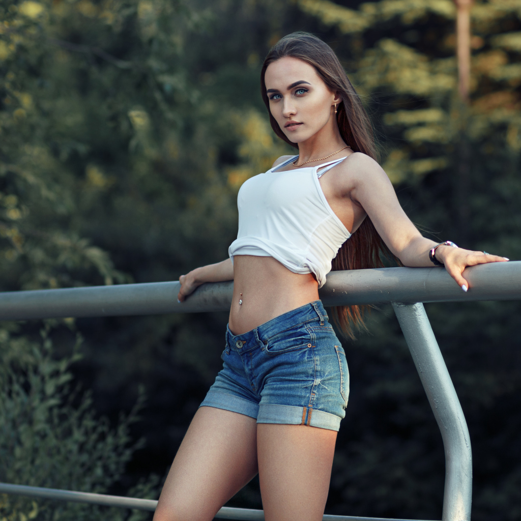 Красивая стройная девушка в джинсовых шортах