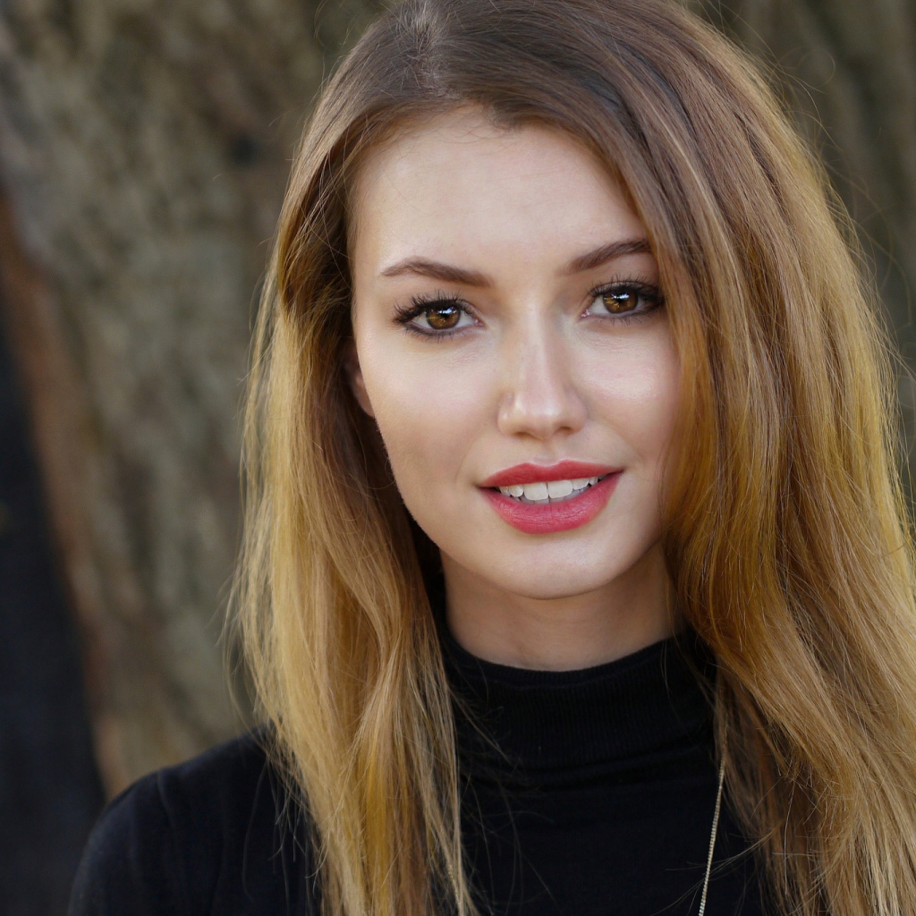 Красивая улыбающаяся девушка с карими глазами 