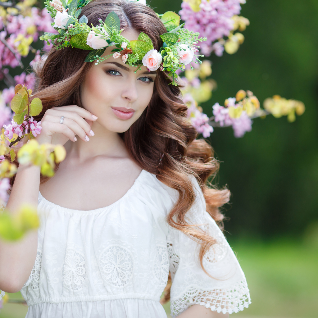 Красивая нежная шатенка в белом платье с венком на голове