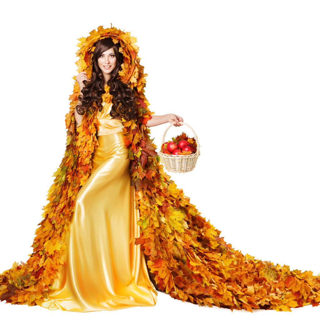 Красивая молодая девушка в плаще из желтых листьев с корзиной в руке