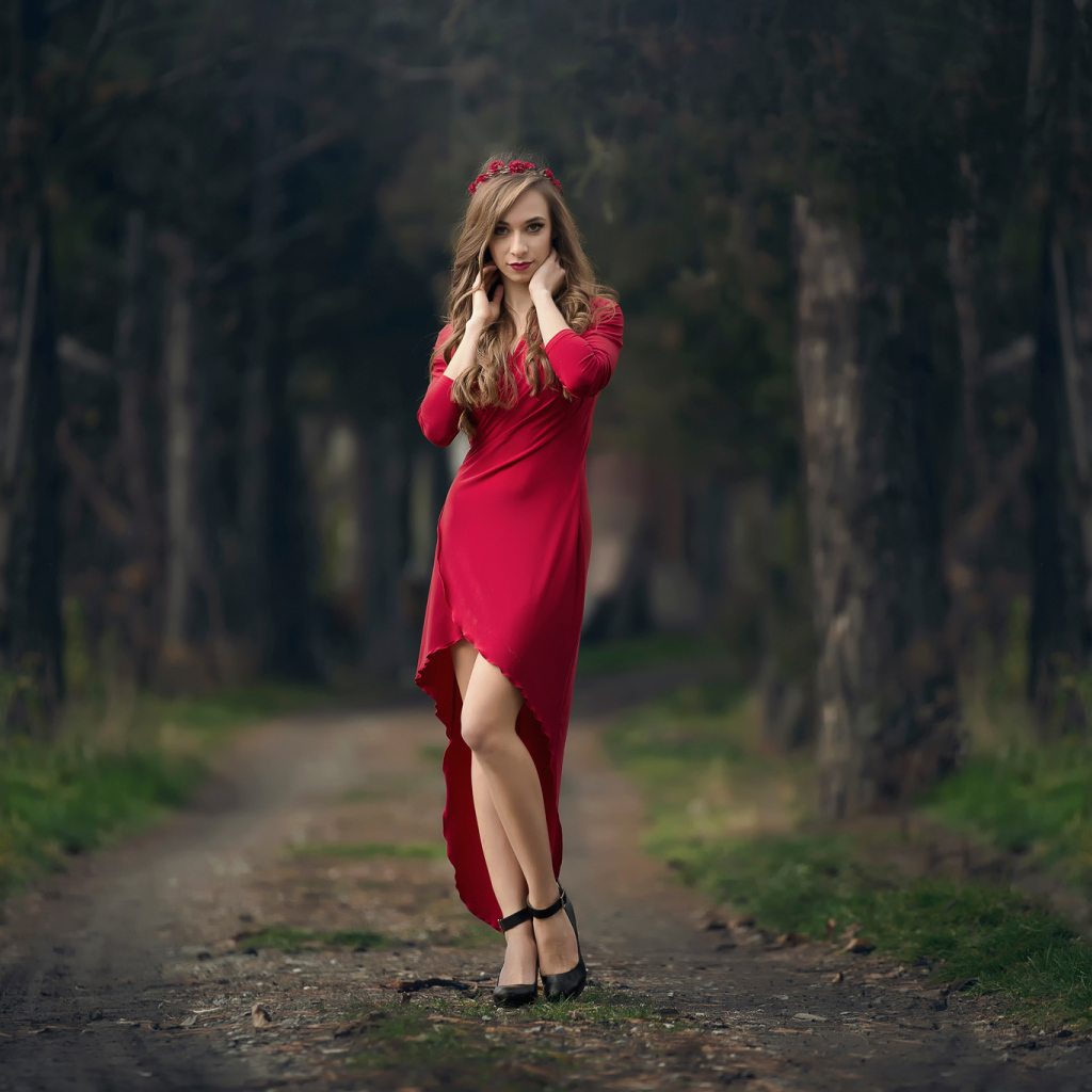 Красивая молодая девушка в красном платье 