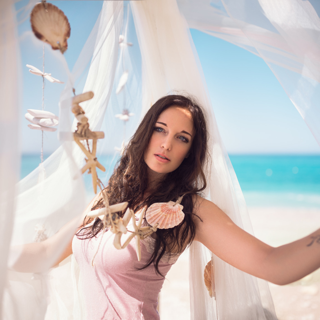 Красивая молодая девушка на берегу моря