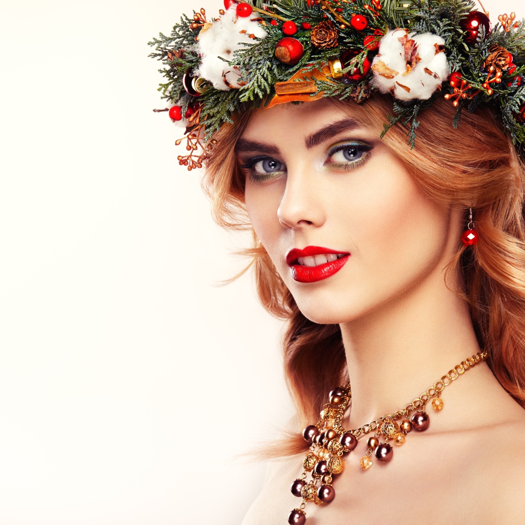 Красивая молодая девушка с венком на голове и красивыми украшениями