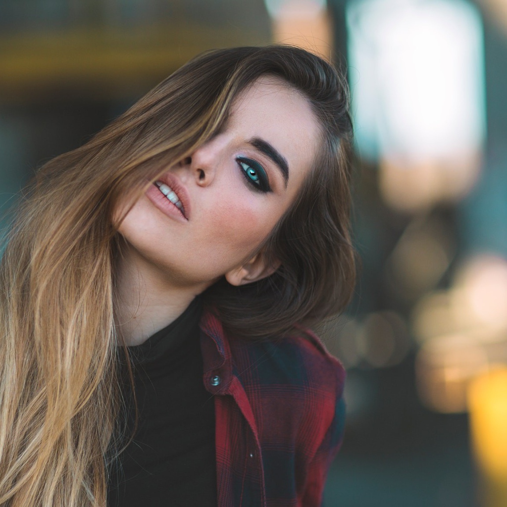 Красивая молодая девушка с длинными волосами 