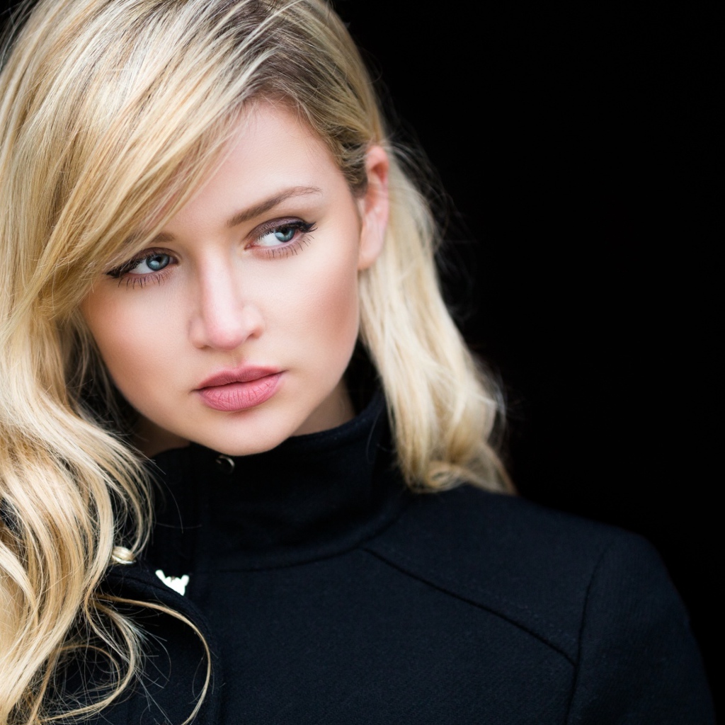 Девушка блондинка в черном пальто 