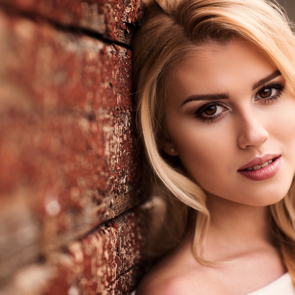 Девушка блондинка с карими глазами 