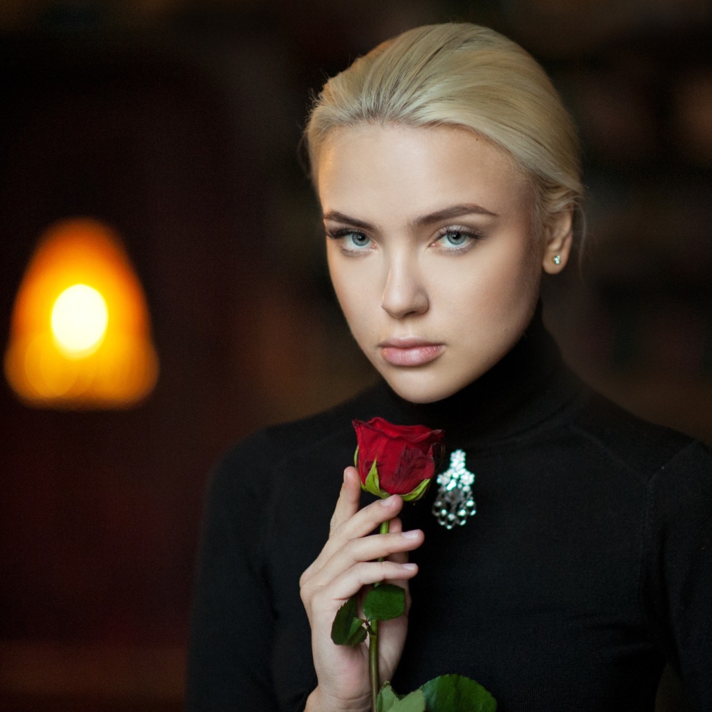 Девушка блондинка с красной розой 