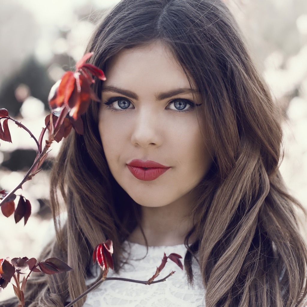 Голубоглазая красивая девушка брюнетка с красными губами