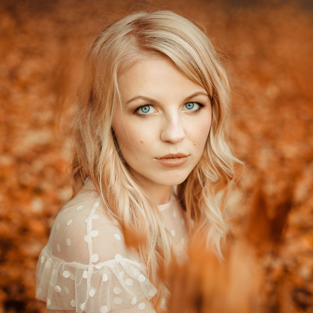 Голубоглазая девушка блондинка на фоне желтой листвы