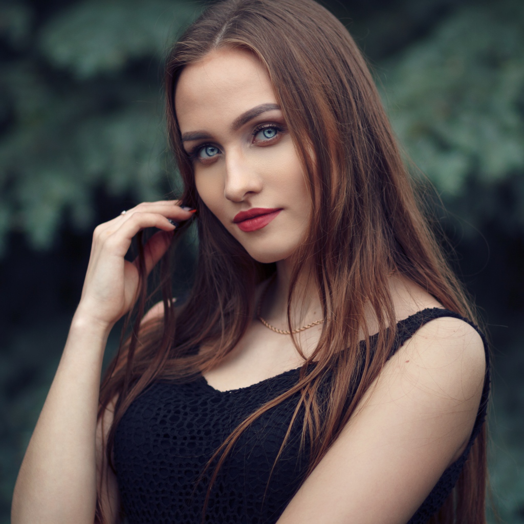 Голубоглазая девушка брюнетка в черном платье