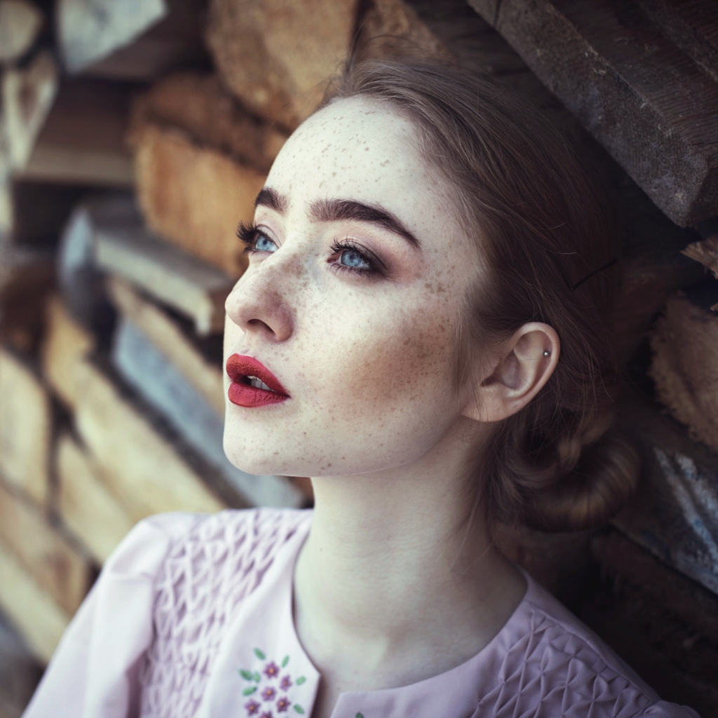Голубоглазая девушка с веснушками на лице 