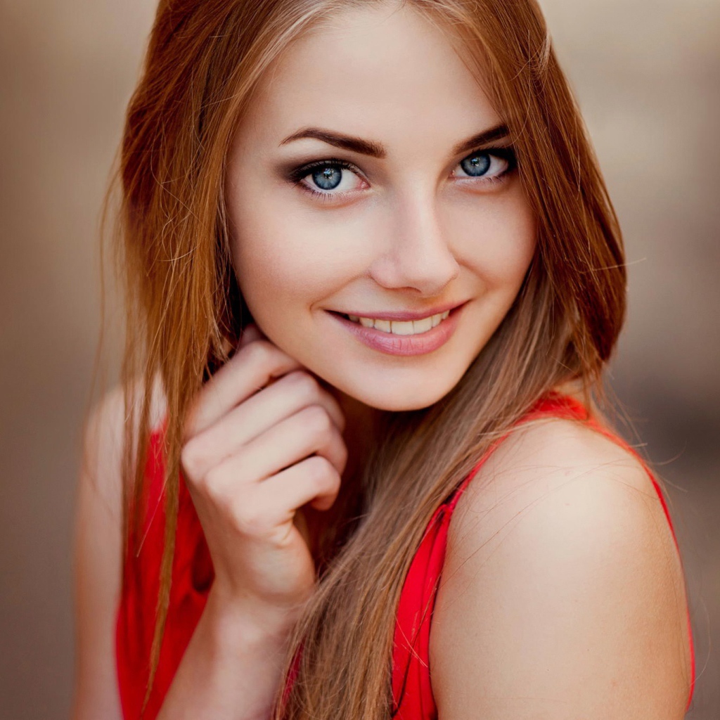 Голубоглазая девушка с длинными волосами 