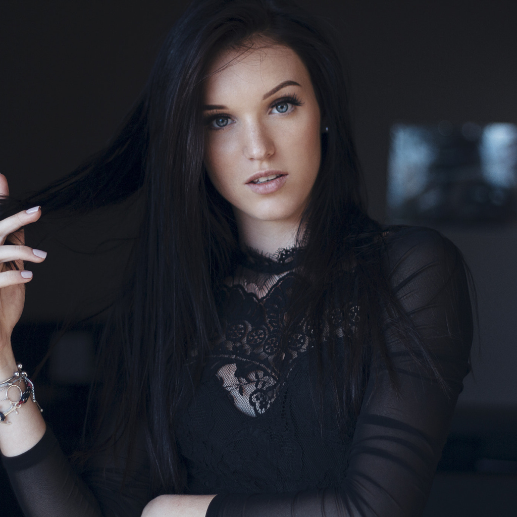 Голубоглазая эффектная брюнетка в черном платье