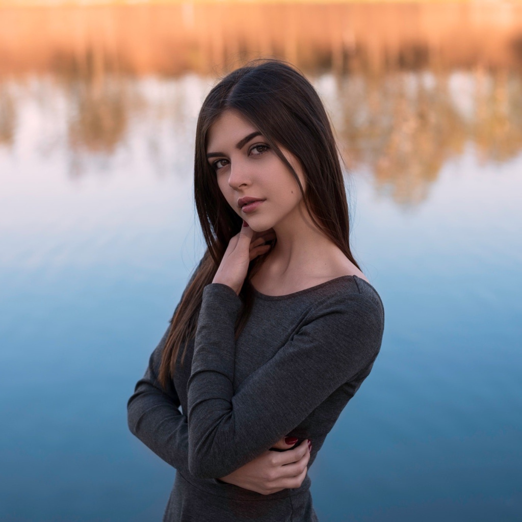 Кареглазая девушка брюнетка у водоема 