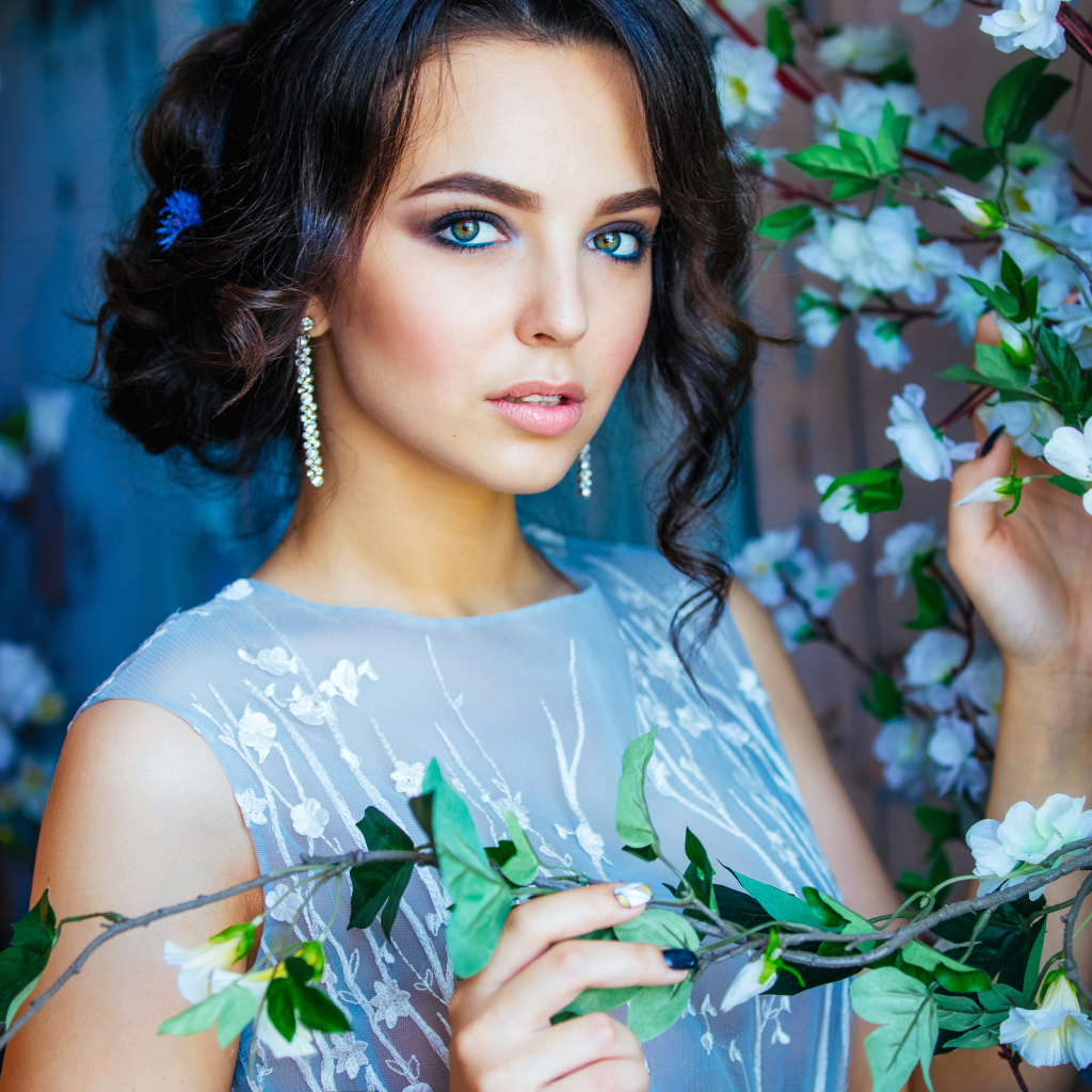 Девушка брюнетка с красивой прической 