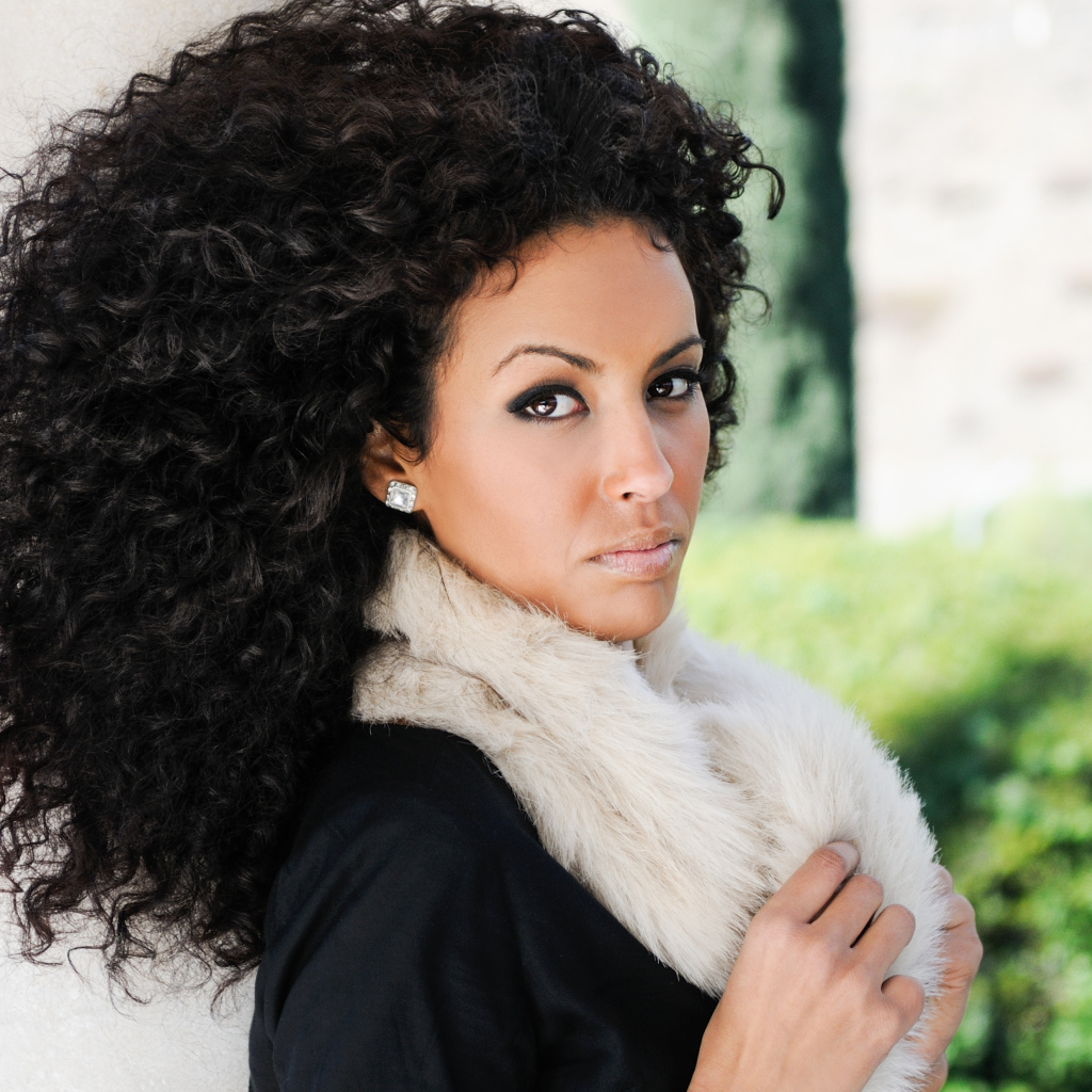 Девушка брюнетка с красивыми кудрявыми волосами