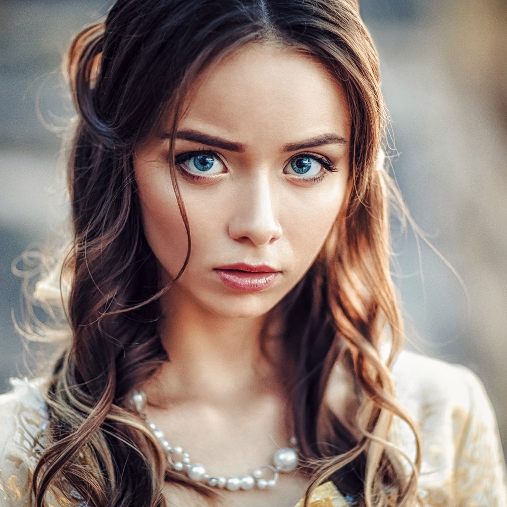 Девушка брюнетка с большими голубыми глазами 