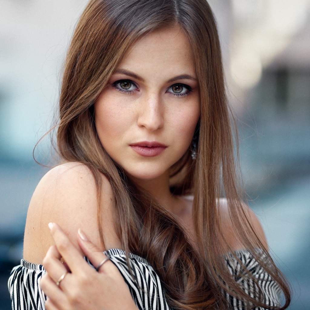 Девушка брюнетка с зелеными глазами 