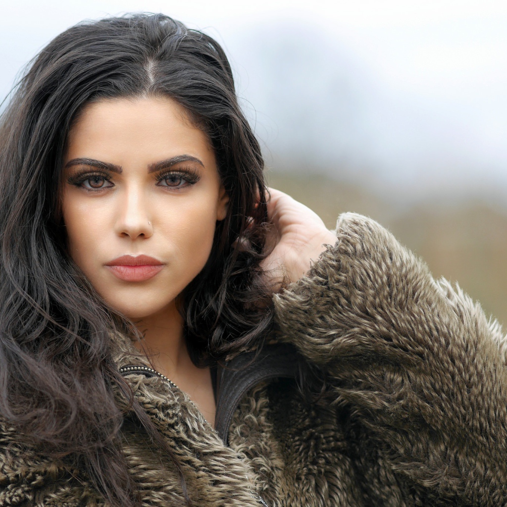 Брюнетка с карими глазами в шубе 