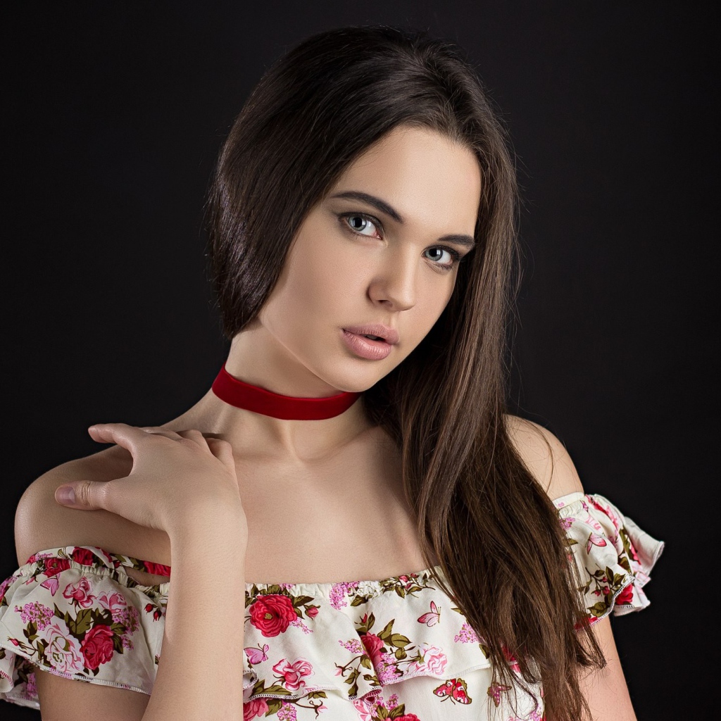 Брюнетка с длинными волосами в красивом сарафане 