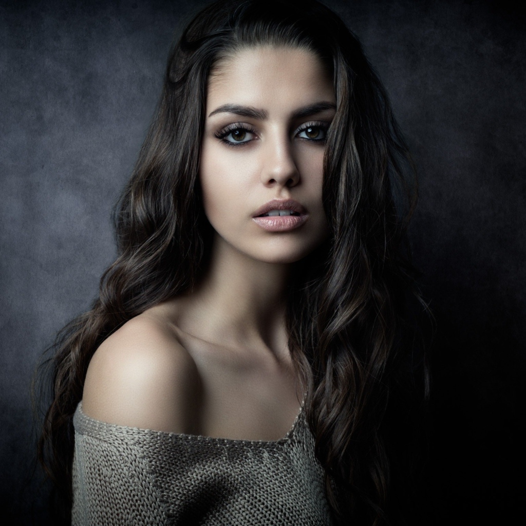 Нежная красивая девушка брюнетка с длинными волосами 