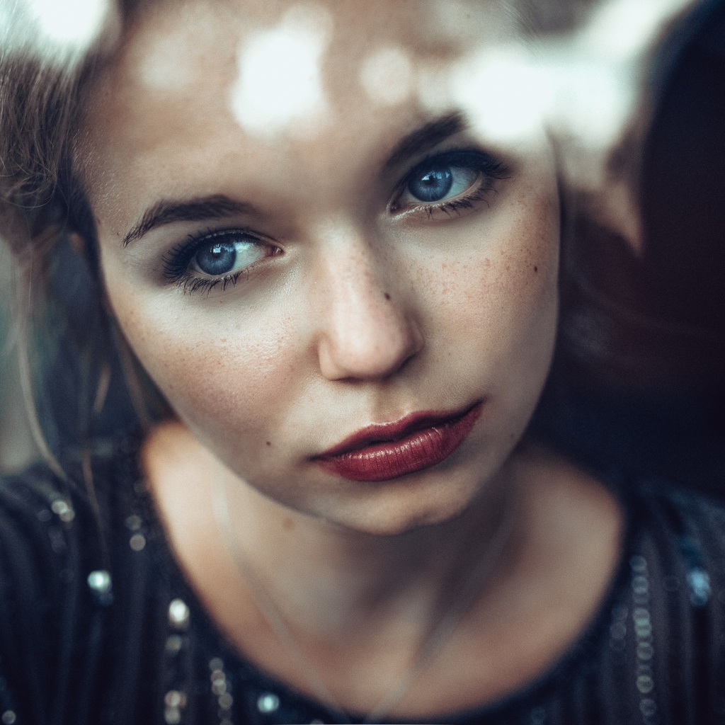 Нежная голубоглазая девушка с грустным лицом