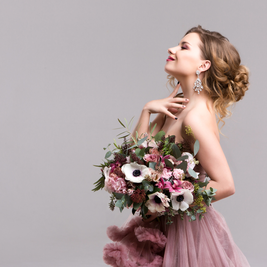 Нежная мечтательная девушка с букетом цветов анемоны