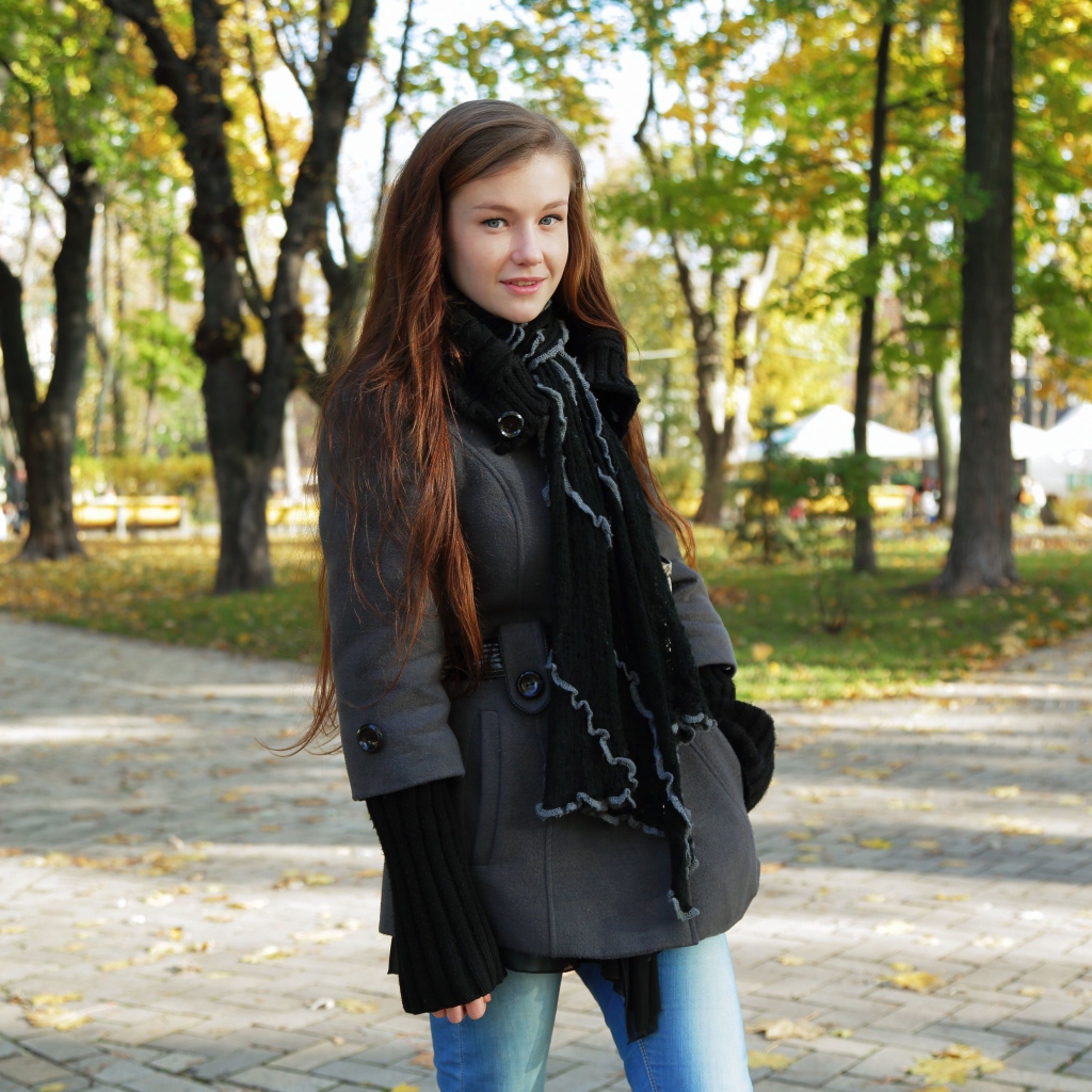 Нежная молодая девушка в пальто Эмили Блум