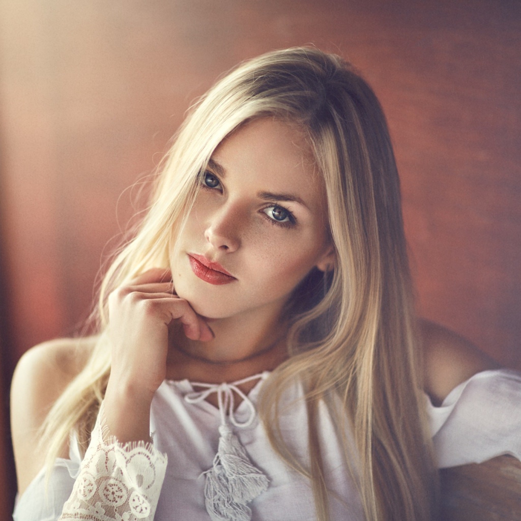 Изящная девушка блондинка в белом платье 