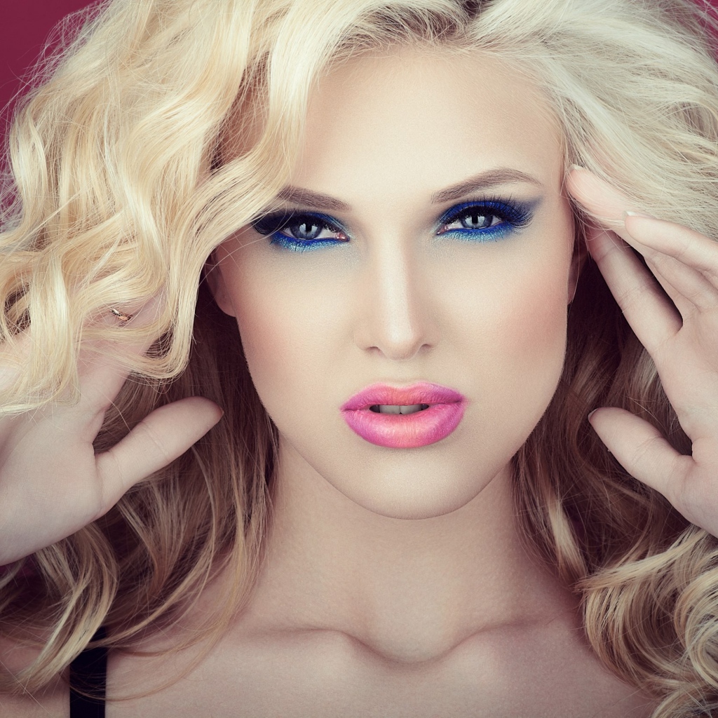 Эффектная блондинка с красивым ярким макияжем 