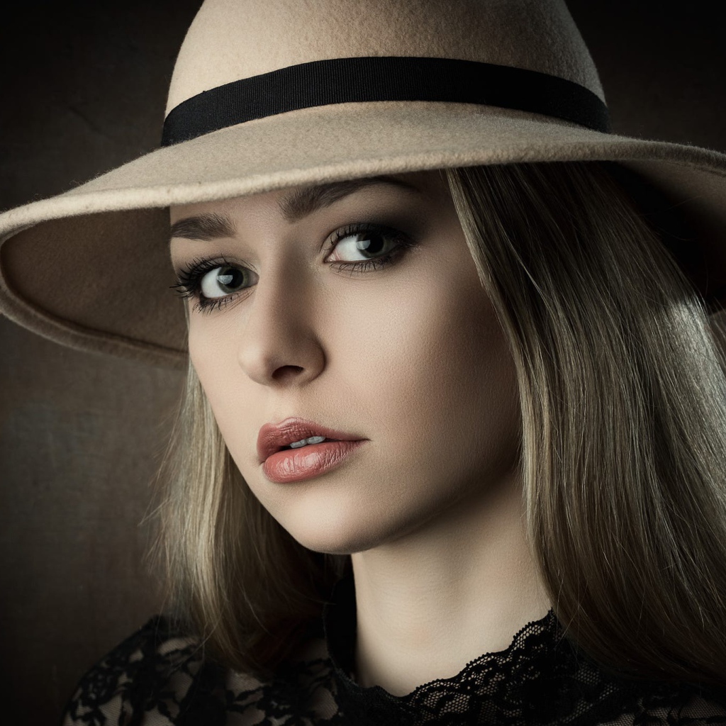 Лицо красивой девушки в большой шляпе 