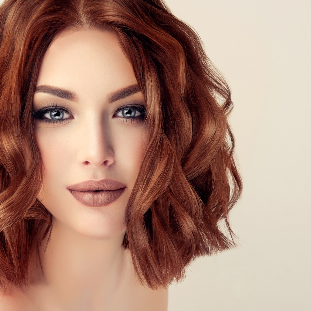 Лицо красивой молодой девушки с макияжем