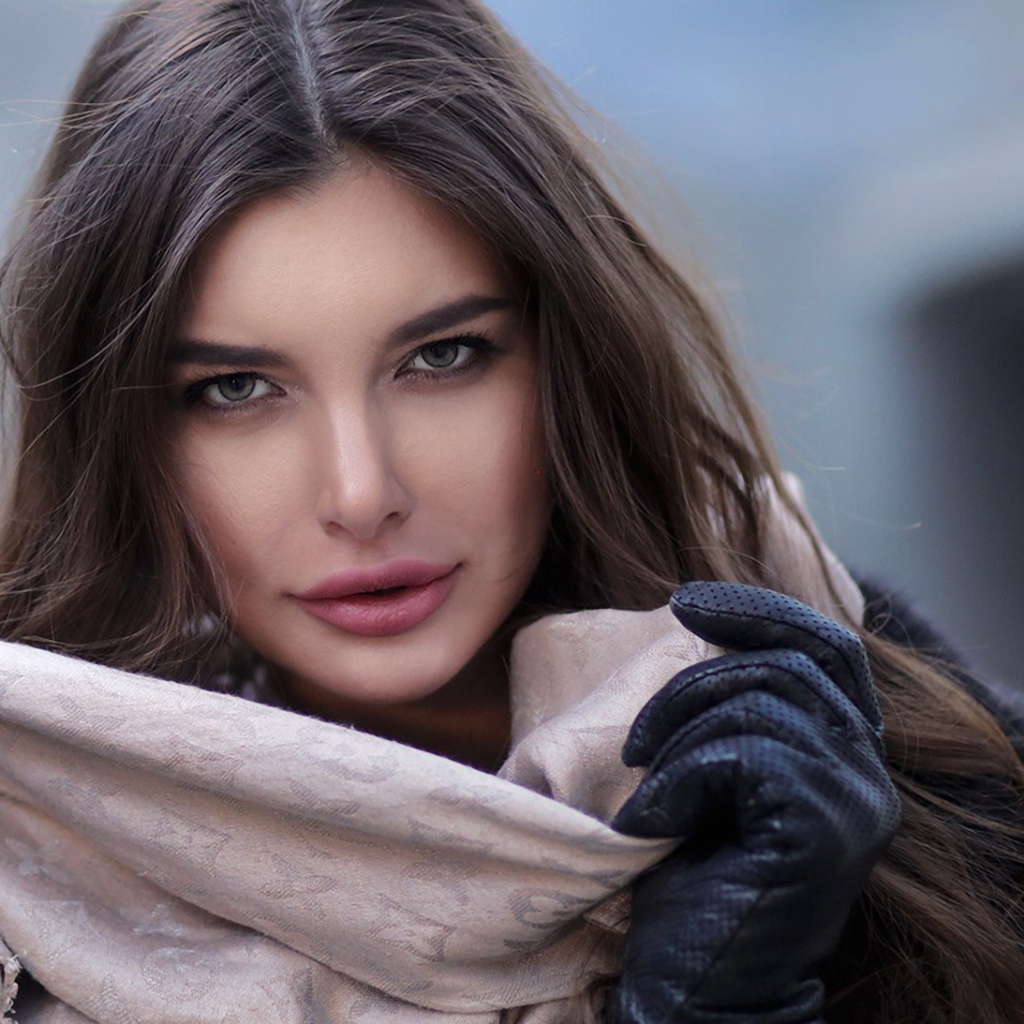 Русоволосая девушка в шарфе 