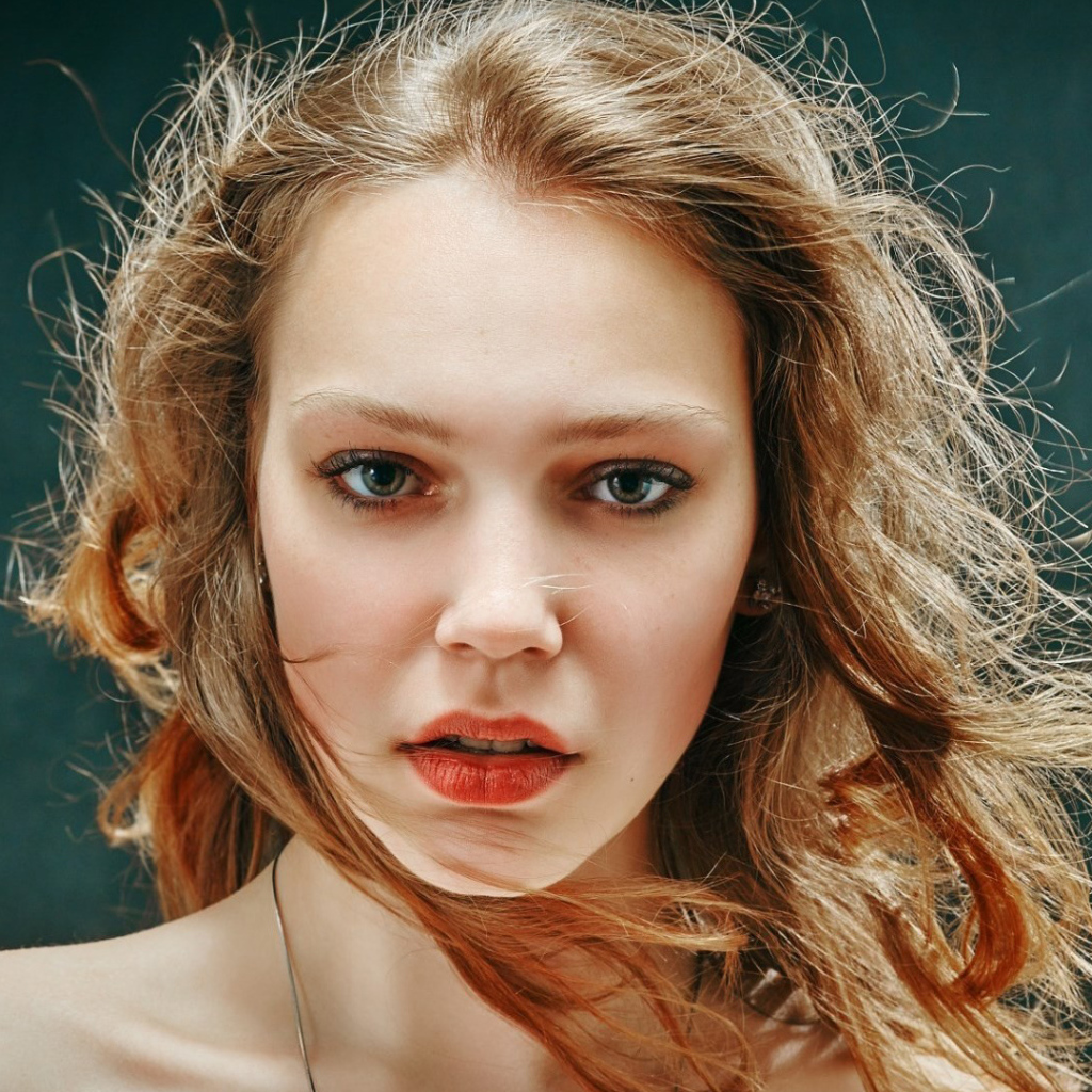 Нежная красивая молодая девушка с красивыми глазами 