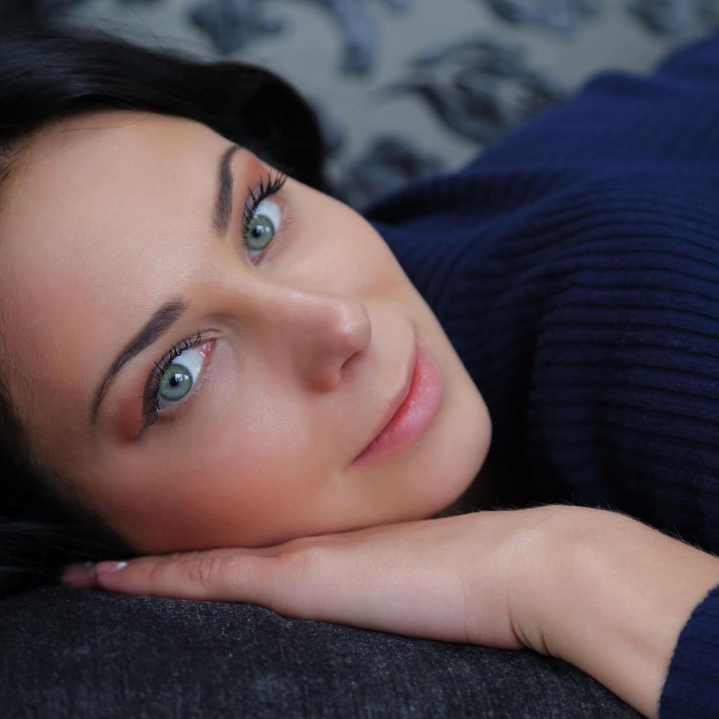 Нежный взгляд красивой голубоглазой девушки