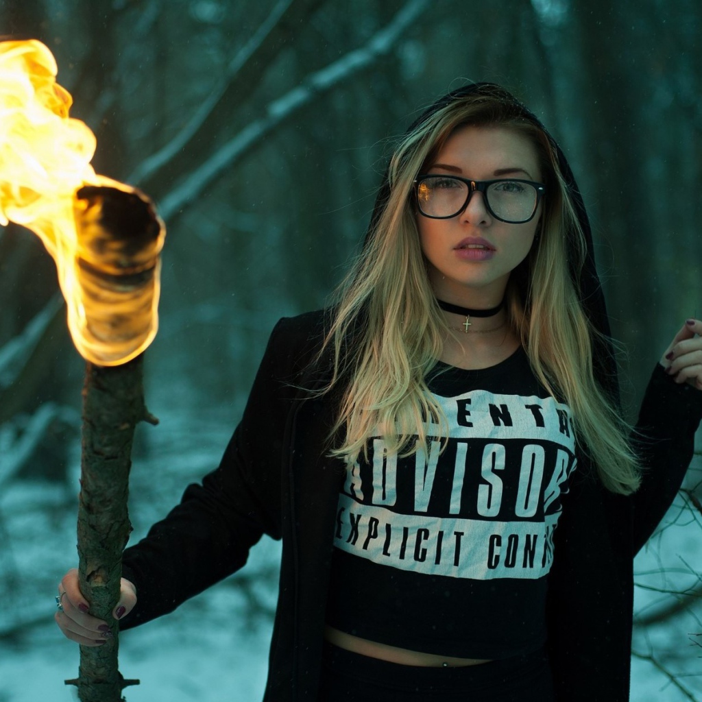 Девушка блондинка с факелом в руках 