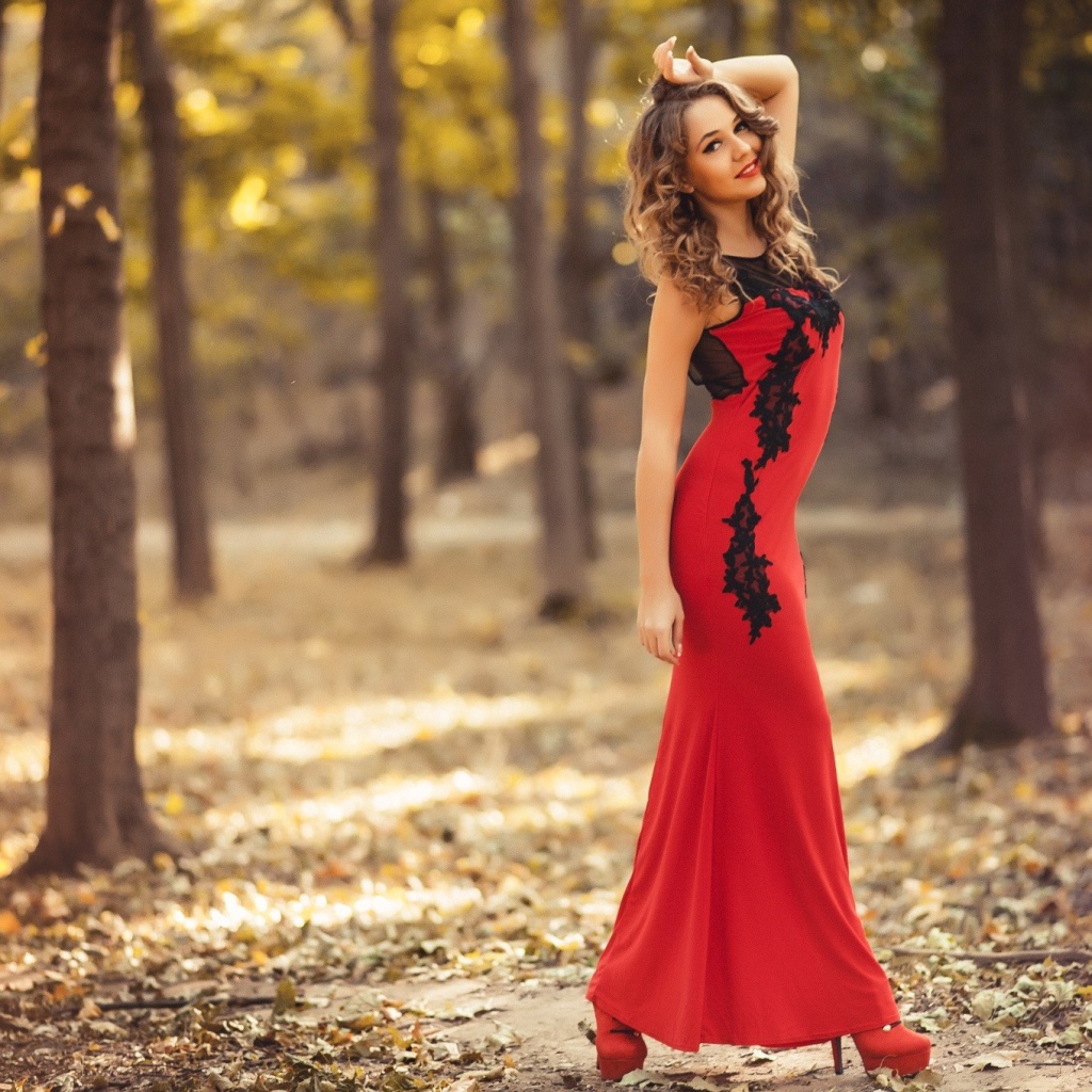 Девушка модель в длинном красном платье 