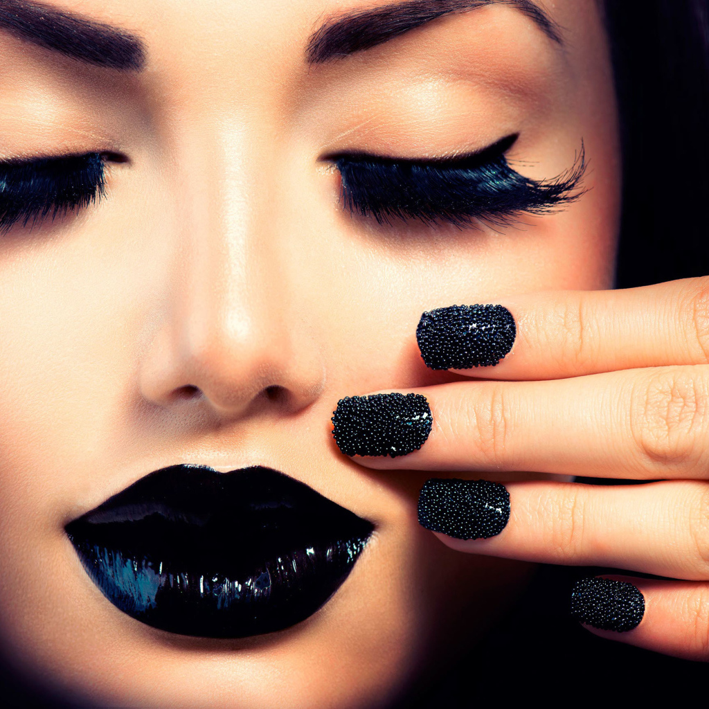 Девушка с красивым черным макияжем и черными ногтями