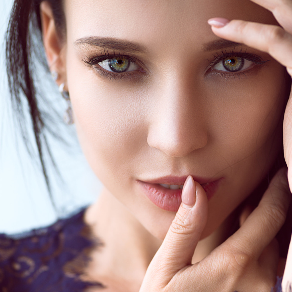 Зеленоглазая девушка модель с выразительным взглядом